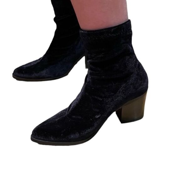 Forever 21 black velvet booties. Size 6‎ - Picture 8 of 8